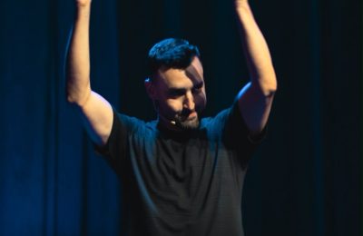 أحمد طلس ..مسار كوميدي واعد من خشبة المسرح إلى الشاشة